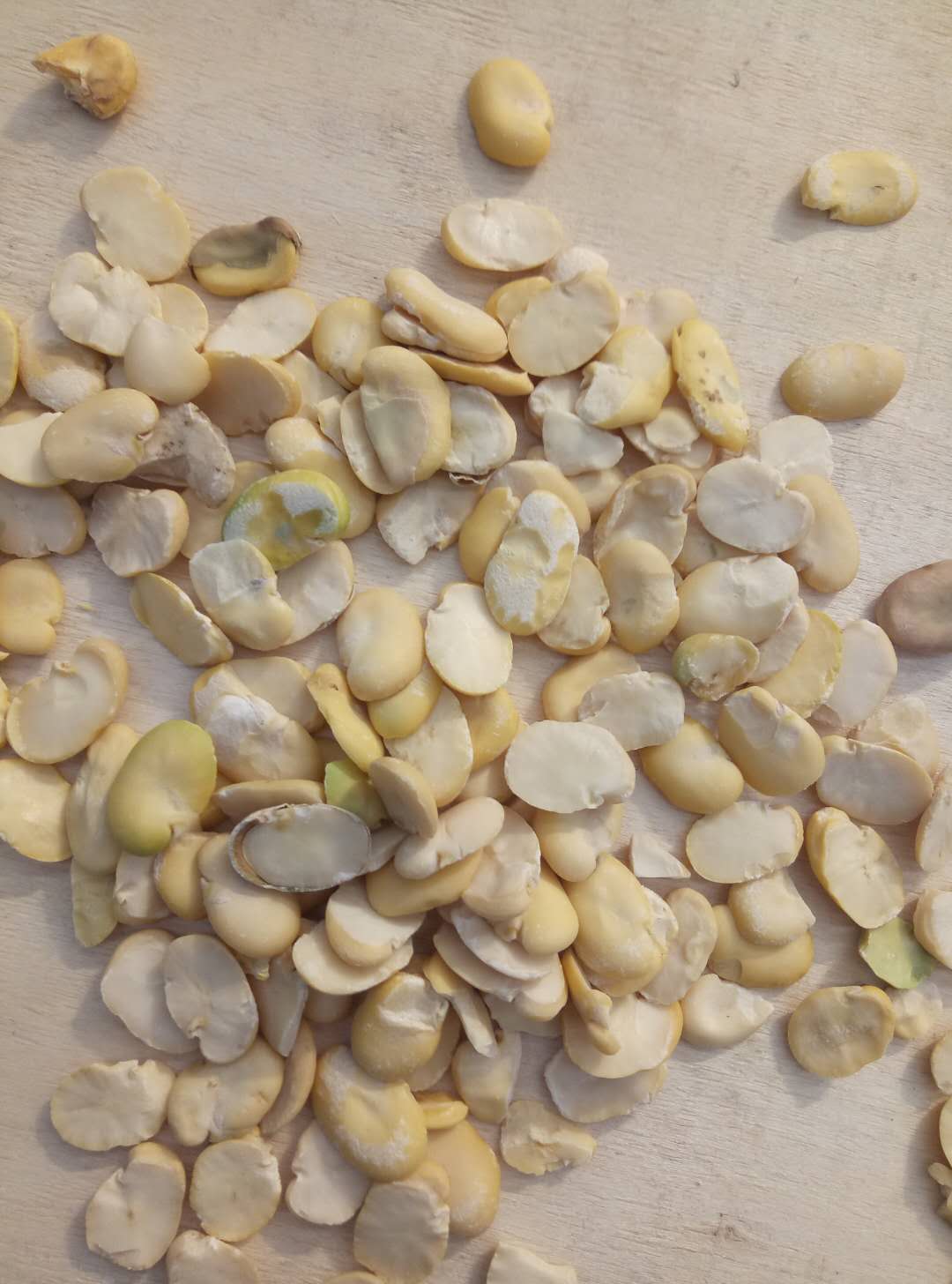 Broad bean peeling machine
